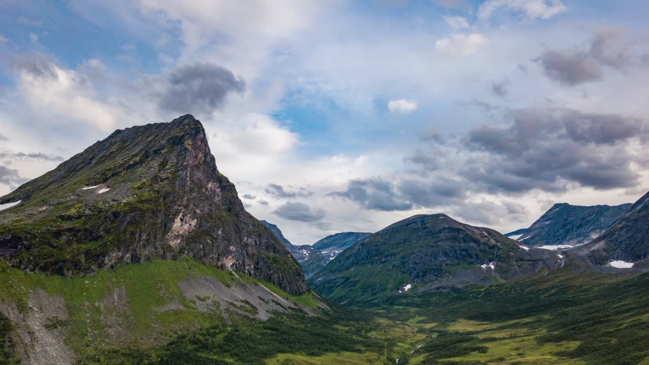 Skyer passerer over Herdalen dal.