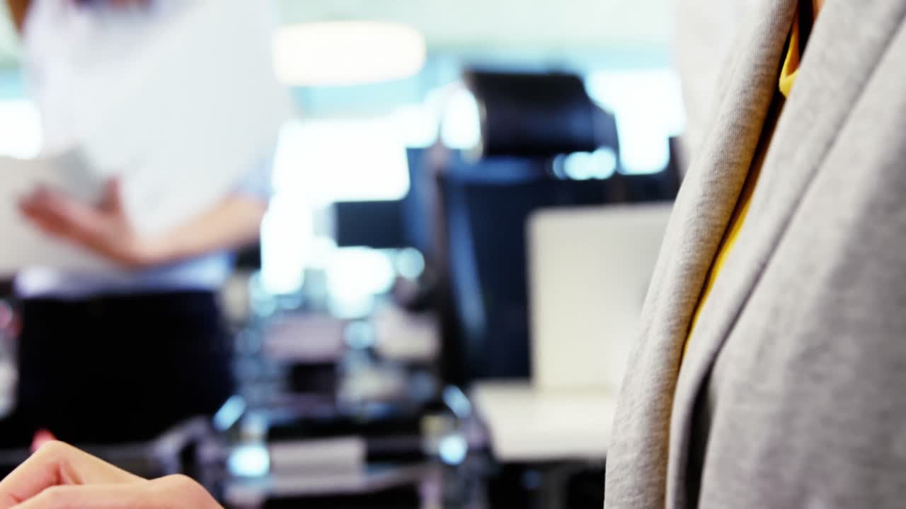 사무실에서 디지털 태블릿을 사용하는 임원