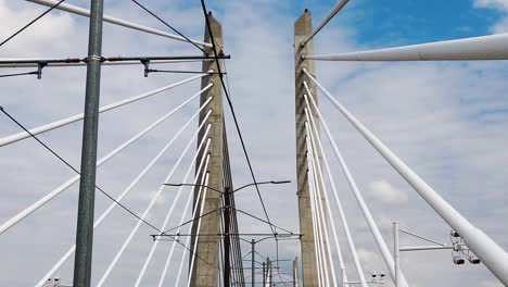 hd mirando hacia arriba cruzando el puente de cruce de tilikum en portland oregon mostrando parte del nombre en el puente cerca del final del clip con cielo mayormente nublado toma dos