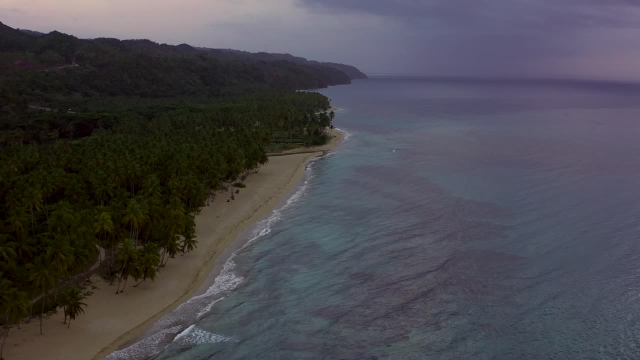 vista aérea de las olas del océano y la playa caribeña de arena, república dominicana, península de samana