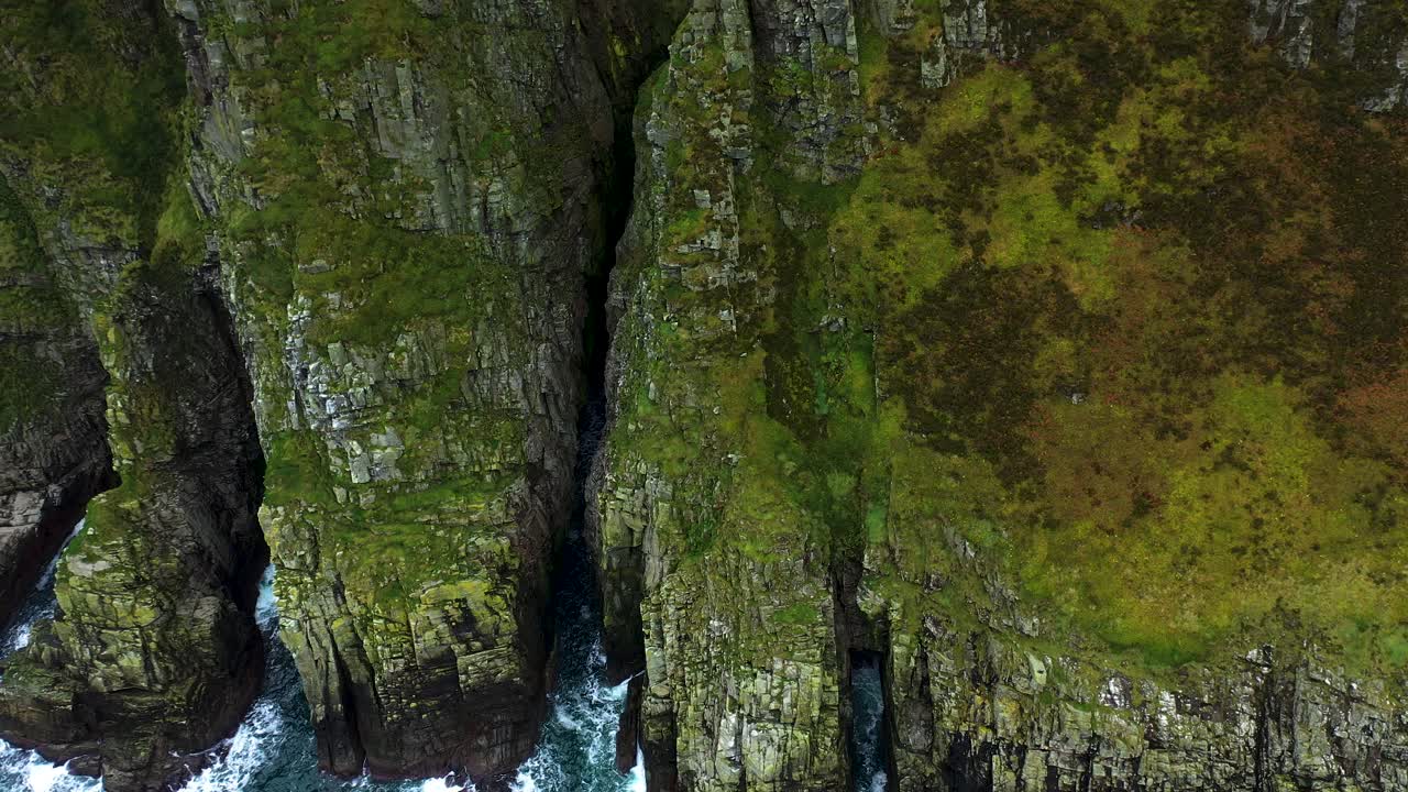 vista aérea de drones de los acantilados rocosos de la costa de horn head, irlanda