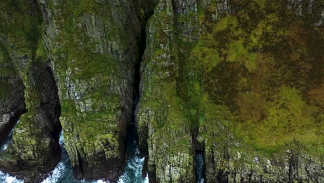 Vista-Aérea-De-Drones-De-Los-Acantilados-Rocosos-De-La-Costa-De-Horn-Head,-Irlanda