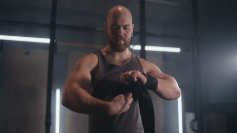 hombre preparándose para un entrenamiento envolviendo su muñeca