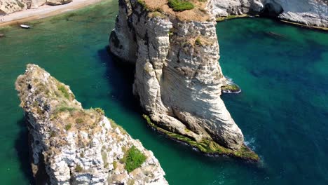 roca de raouche también llamada roca de la paloma en beirut, la capital del líbano - toma aérea