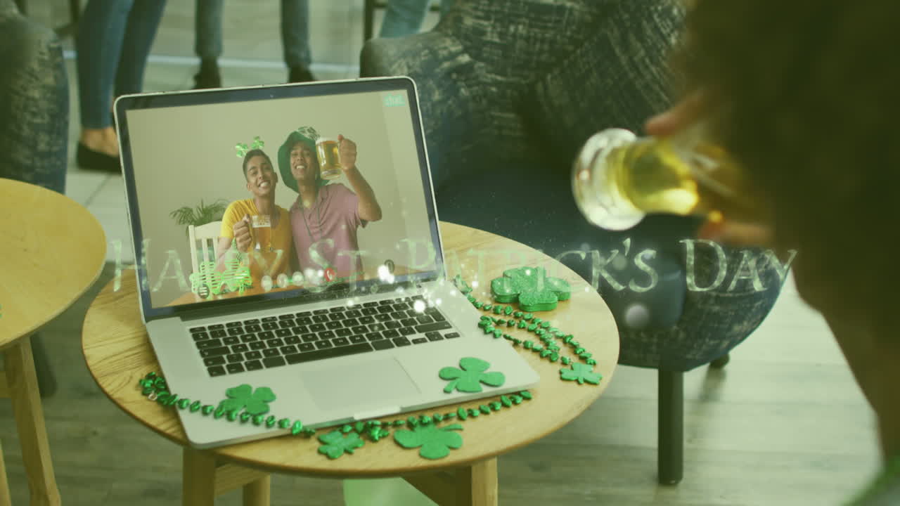 Animation af 'Glædelig Sankt Patricks dag' og fyrværkeri, med en mand der fejrer med venner på videoopkald på bærbar computer