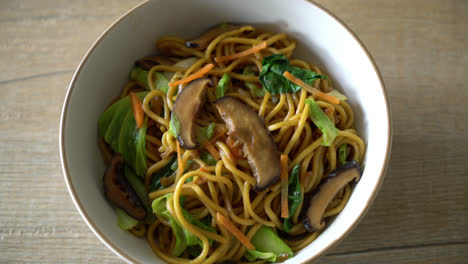 yakisoba noodles stir-fried with vegetable