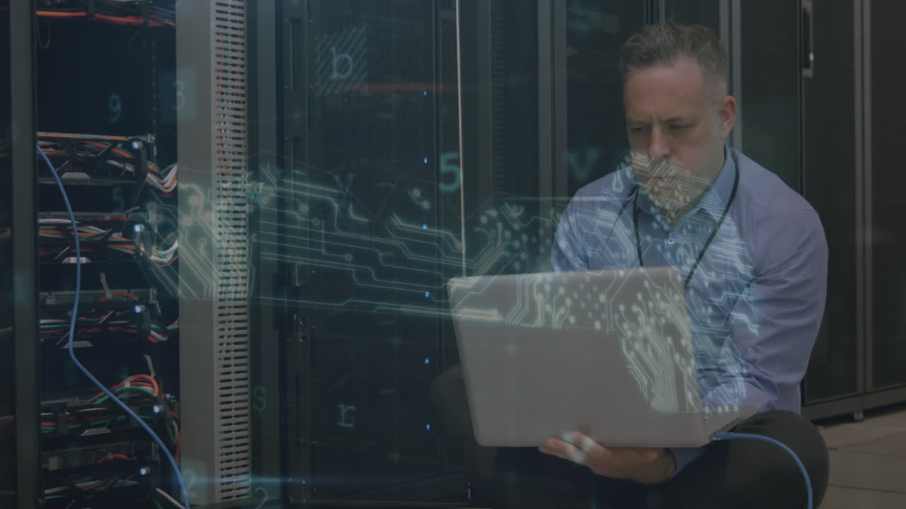 animación del procesamiento de datos con advertencia de ataques cibernéticos sobre técnicos y servidores informáticos