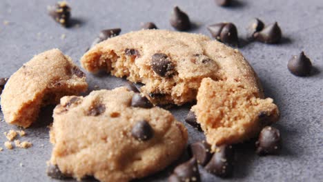 galleta de trozos de chocolate rota