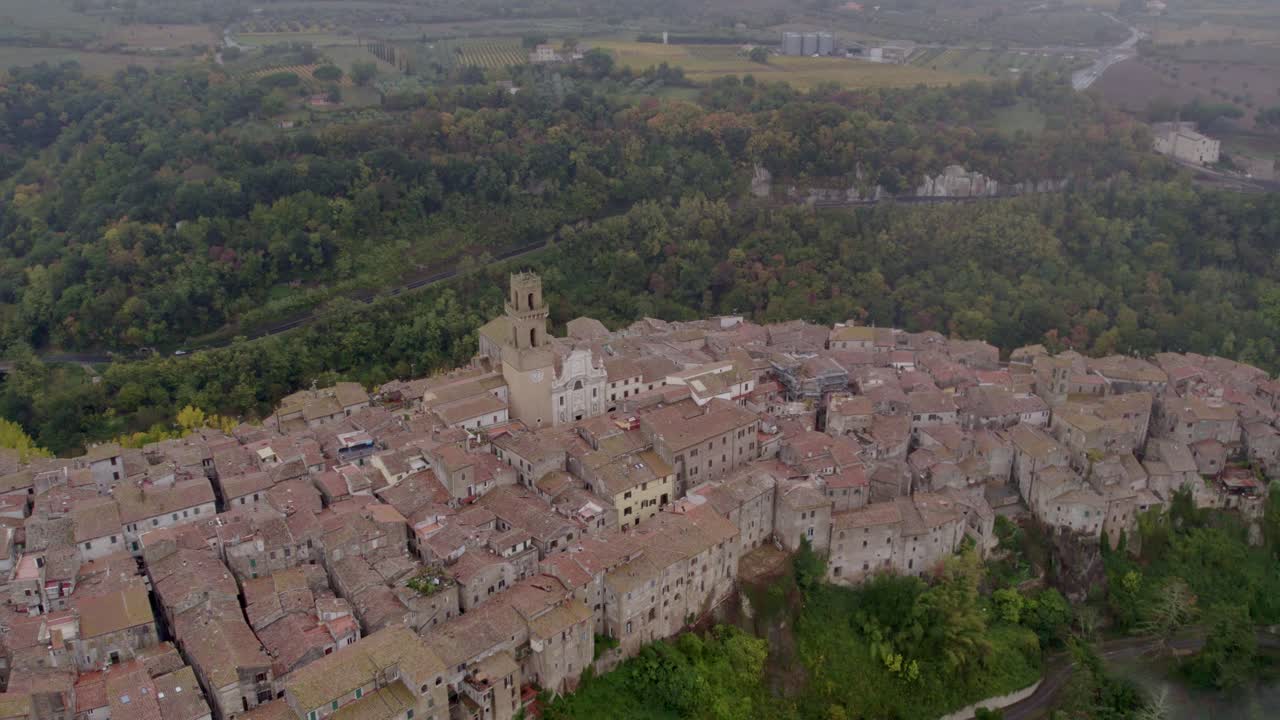 Ville médiévale de Pitigliano à flanc de falaise avec sa cathédrale emblématique, Italie