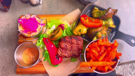 filete de carne de res con plato de patata dulce y ensalada de comida saludable y colorida en la parte superior