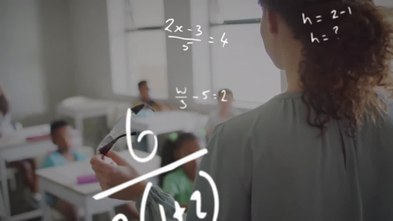animación de cálculos matemáticos sobre diversas maestras que sostienen gafas y alumnos en clase