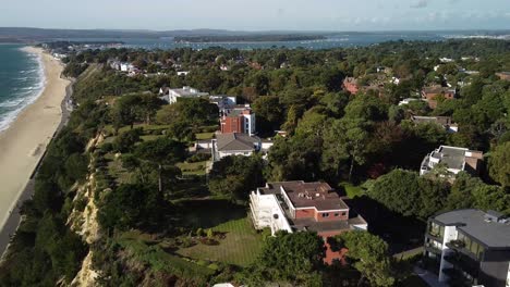 fotografía aérea de las propiedades costeras, la ciudad rica, hermosas casas costeras y largas playas exuberantes
