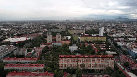 Seitliche-Drohnenaufnahme-Des-Stadtzentrums-Von-Tlatelolco-In-Mexiko-Stadt-Während-Des-Sturms