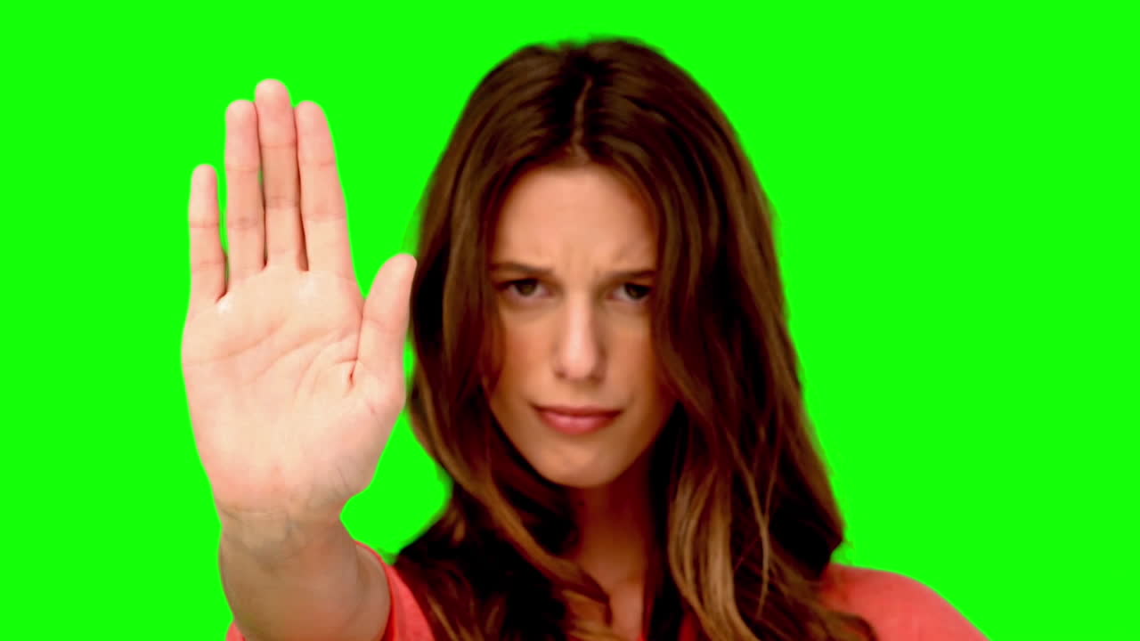 mujer mostrando la señal de parada con su mano