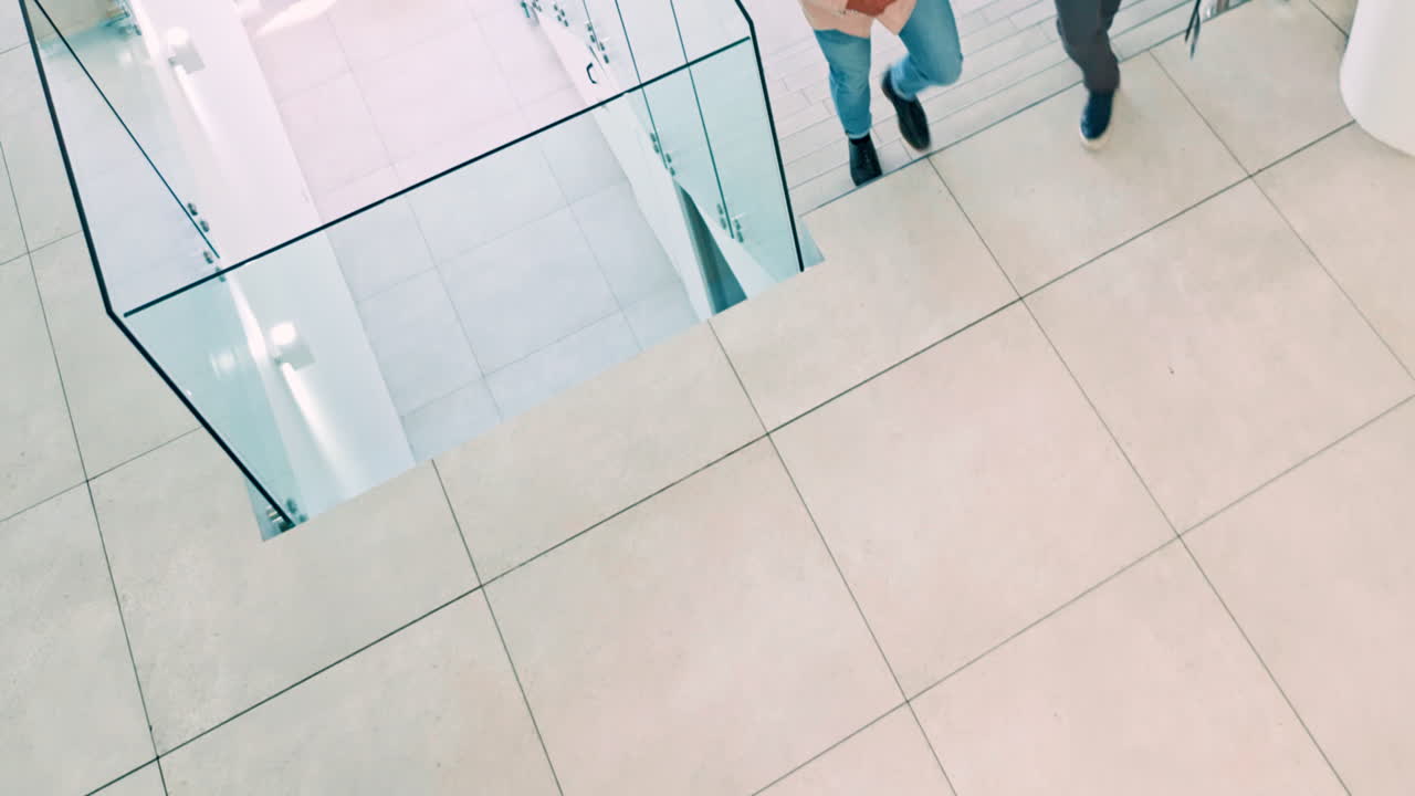 vista desde arriba, personas corporativas o de negocios caminando