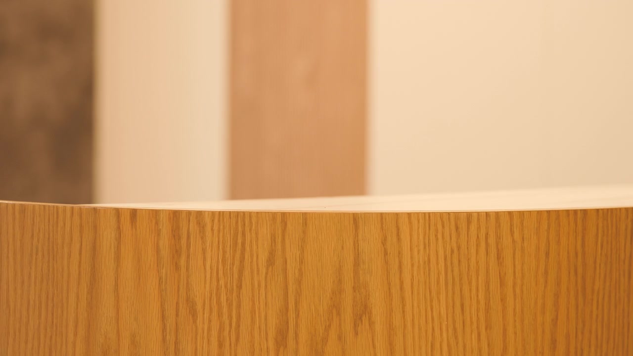 L'immagine passa da sfocata a nitida; si può vedere il frontale in legno con venatura verticale.