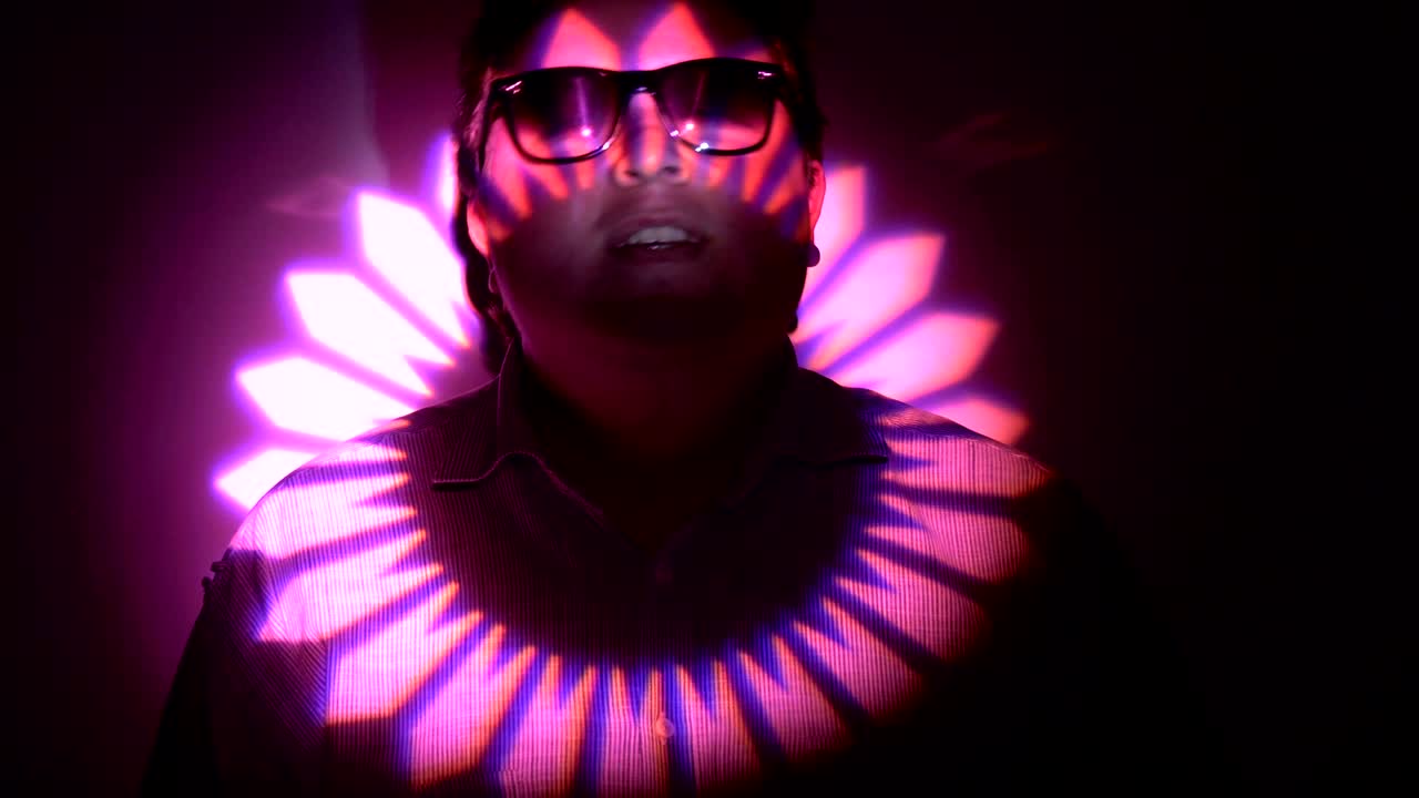 retrato de un hombre gordo en un haz de luz multicolor.