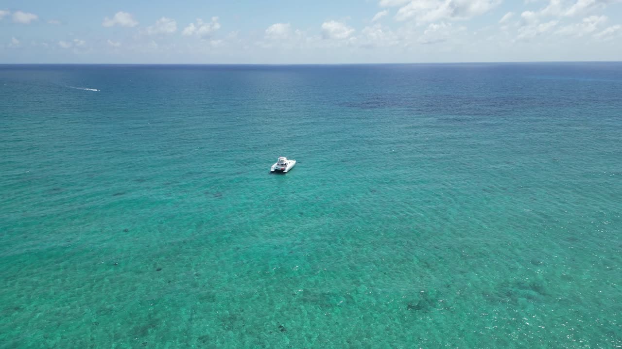 vista aérea de un catamarán en medio de las aguas turquesas cerca de la isla de saona, en la república dominicana