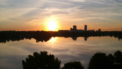 Vista-Aérea-Del-Horizonte-De-La-Ciudad-Al-Amanecer-Bucarest,-Rumania