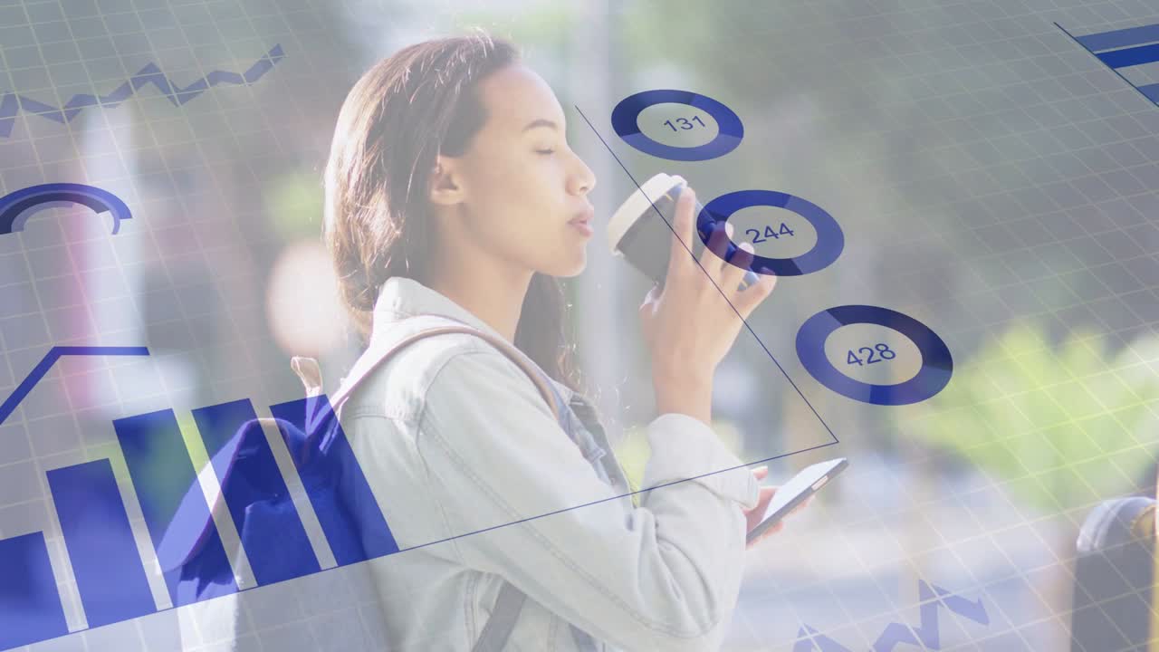Studentessa che sorseggia caffè e guarda lo smartphone per strada, con grafici tecnologici blu che si espandono sul busto.