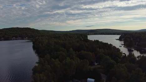 Toma-Aérea-Sobre-Un-Lago-En-Quebec,-Canadá