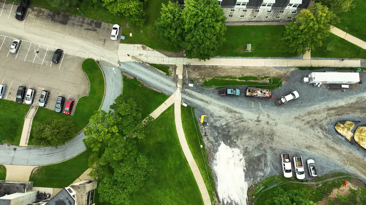 rastreando a lo largo de las aceras cruzadas del campus universitario