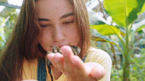 manos, araña y niños con una niña sosteniendo