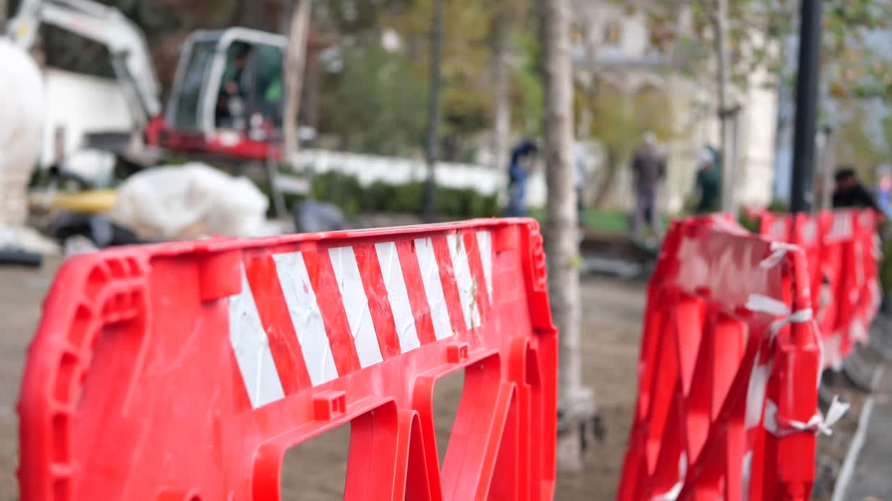 빨간색과 색의 장벽을 가진 건설 현장