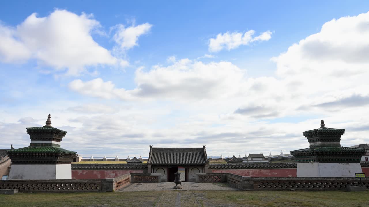 Ampia vista panoramica del monastero di Erdene Zuu, Mongolia. L'antico complesso presenta imponenti stupa bianchi e mura di templi storici sullo sfondo di un vasto paesaggio