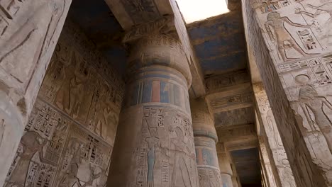 Antiguos-Relieves-De-Pared-Decoran-El-Interior-De-Los-Templos-De-Medinet-Habu,-Luxor,-Egipto