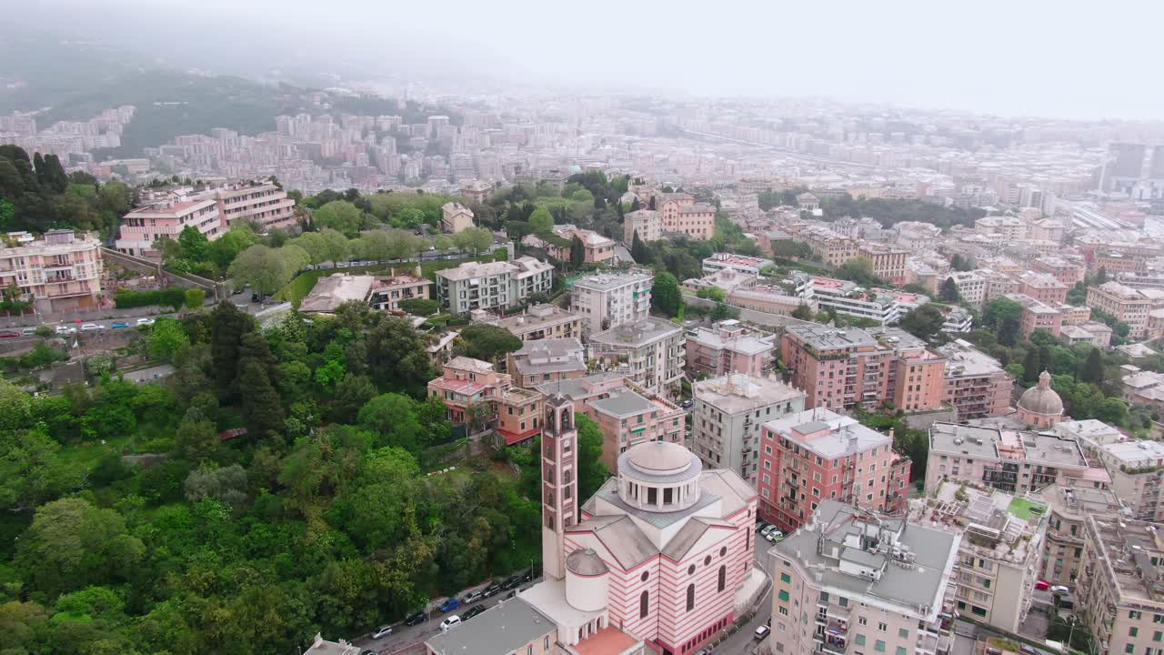 안개가 자욱한 날의 아름다운 제노아 도시, 항공 영화의 전망