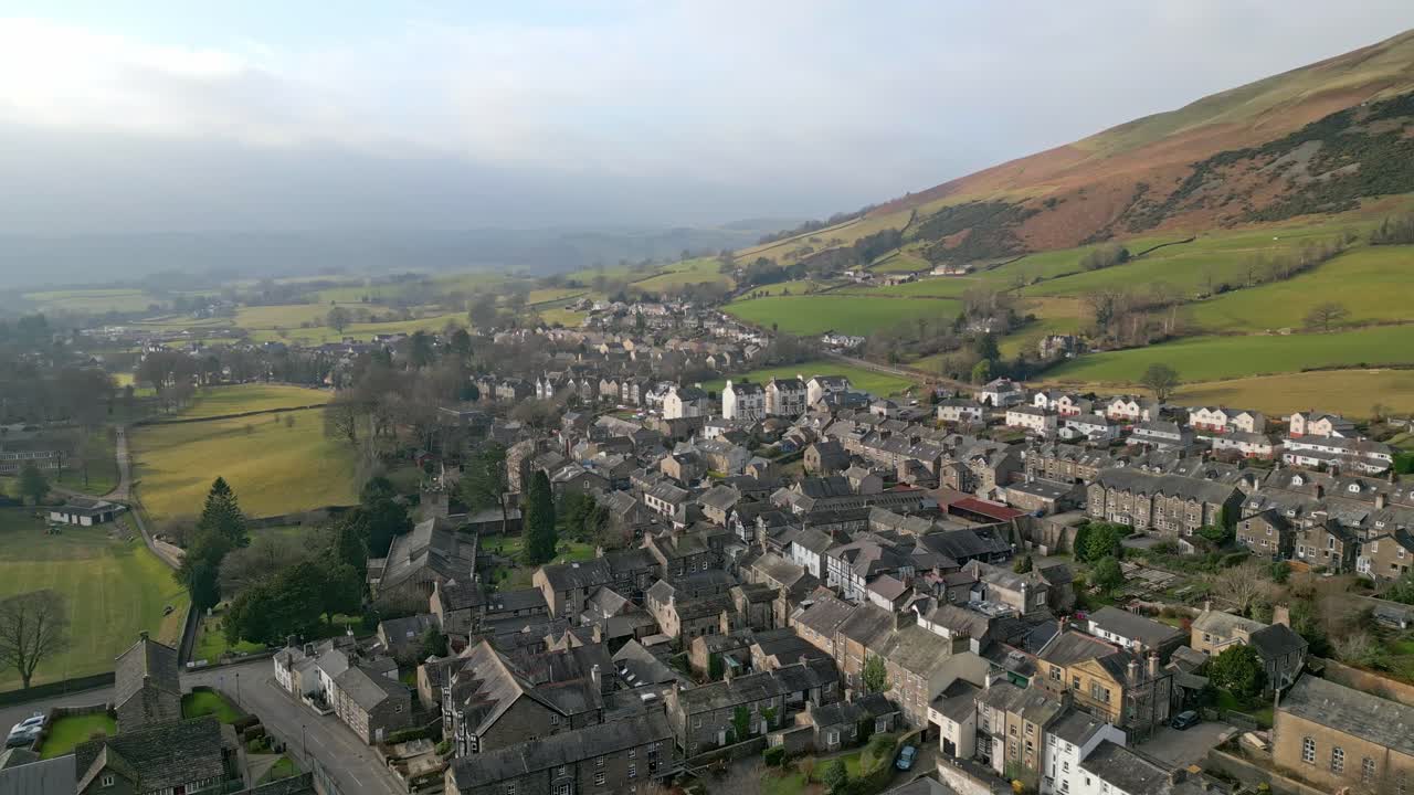 Filmato aereo cinematografico del villaggio di Sedbergh, il luogo ideale per una fuga in qualsiasi periodo dell'anno
