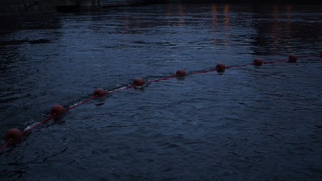 Cuerda-Con-Boyas-Rojas-Flotando-En-El-Río-Por-La-Noche