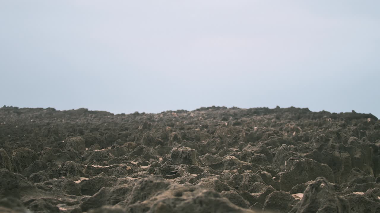 изверженные скальные образования вдоль береговой линии мильфонтеса широкий снимок