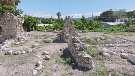 rocas sedimentarias esparcidas en las ruinas del convento de la merced en verano en pueblo viejo, azua, república dominicana