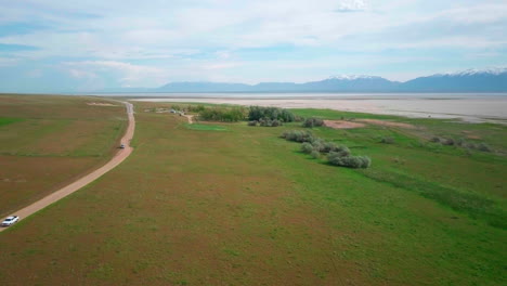 Una-Antena-De-Drones-Altos-De-Un-Camino-De-Tierra-Y-Prados