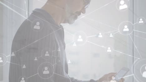 animación de redes de conexiones con iconos sobre el hombre usando teléfono inteligente