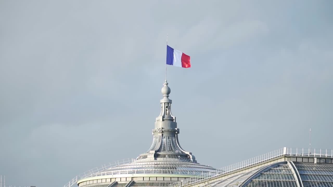 프랑스 파리의 맑은 하늘을 배경으로 흔들리는 역사적 돔 건축물에 대한 프랑스 국기