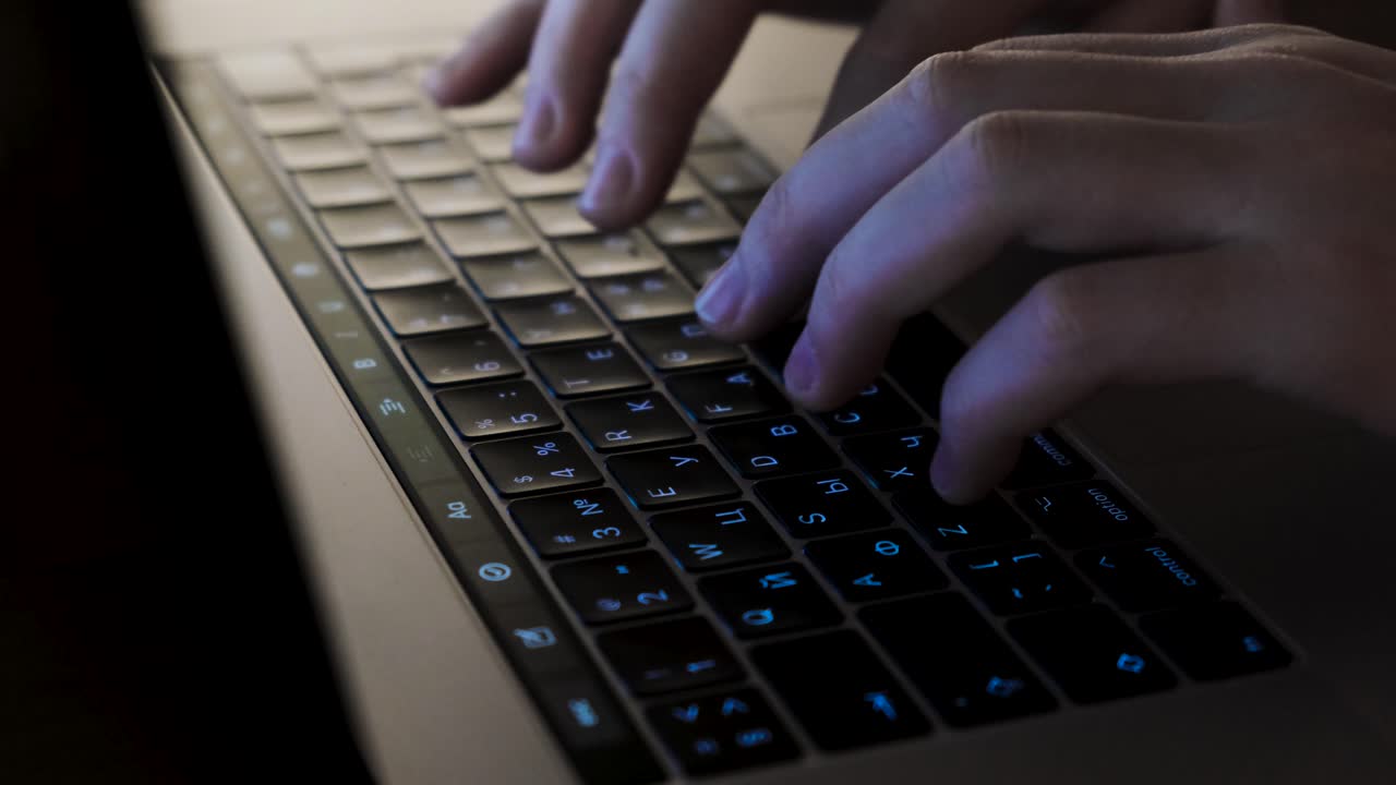 persona escribiendo en el teclado de una laptop