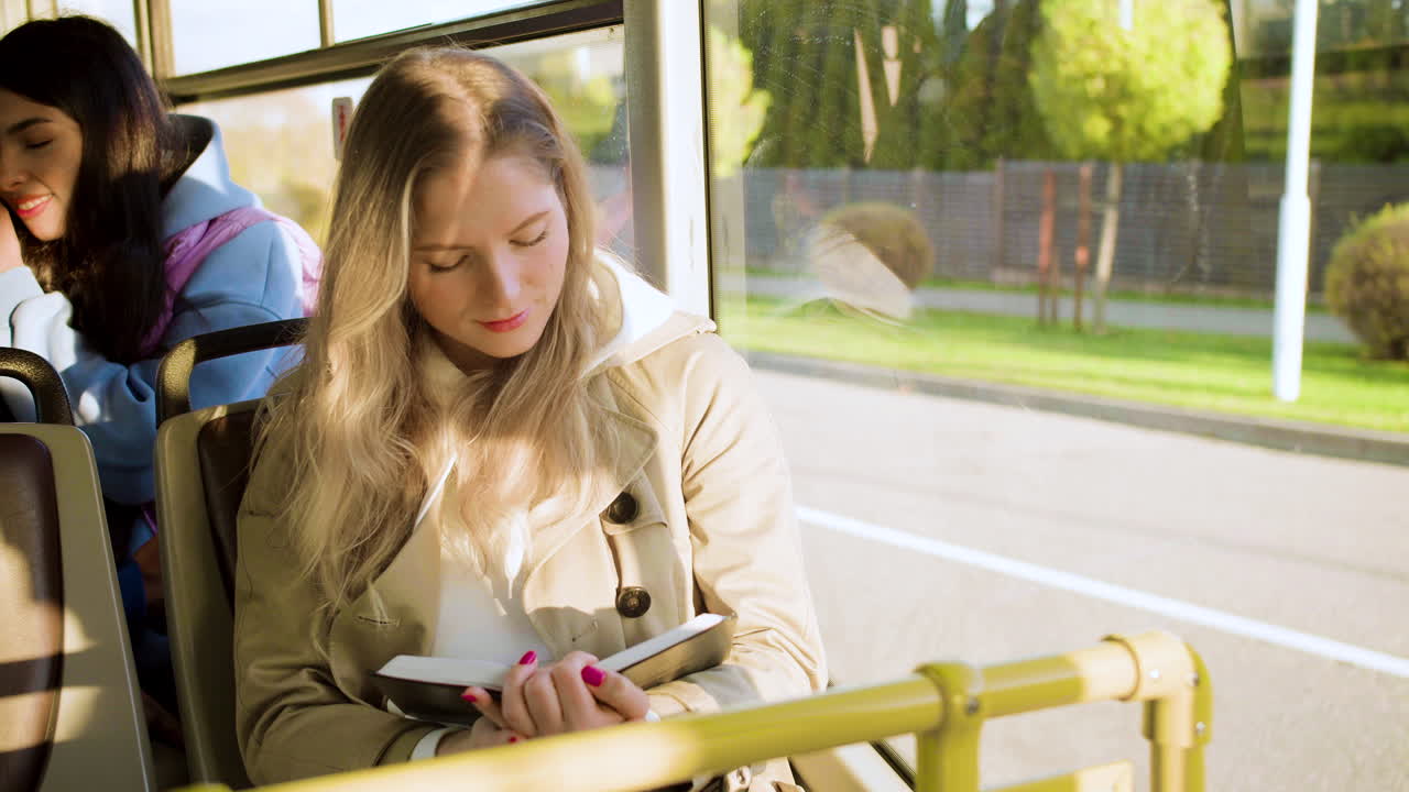 버스에 있는 젊은 여성
