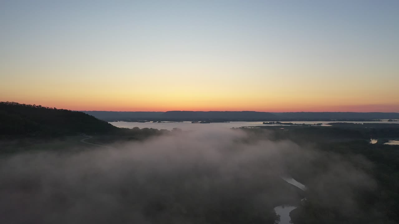 안개 가 가득 한 강 계곡 위 에서 해가 뜨는 것