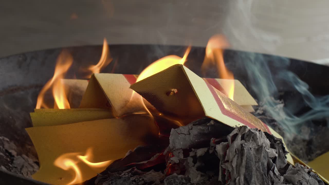 불타는 조스 페이퍼, 기도, 신에게 기도