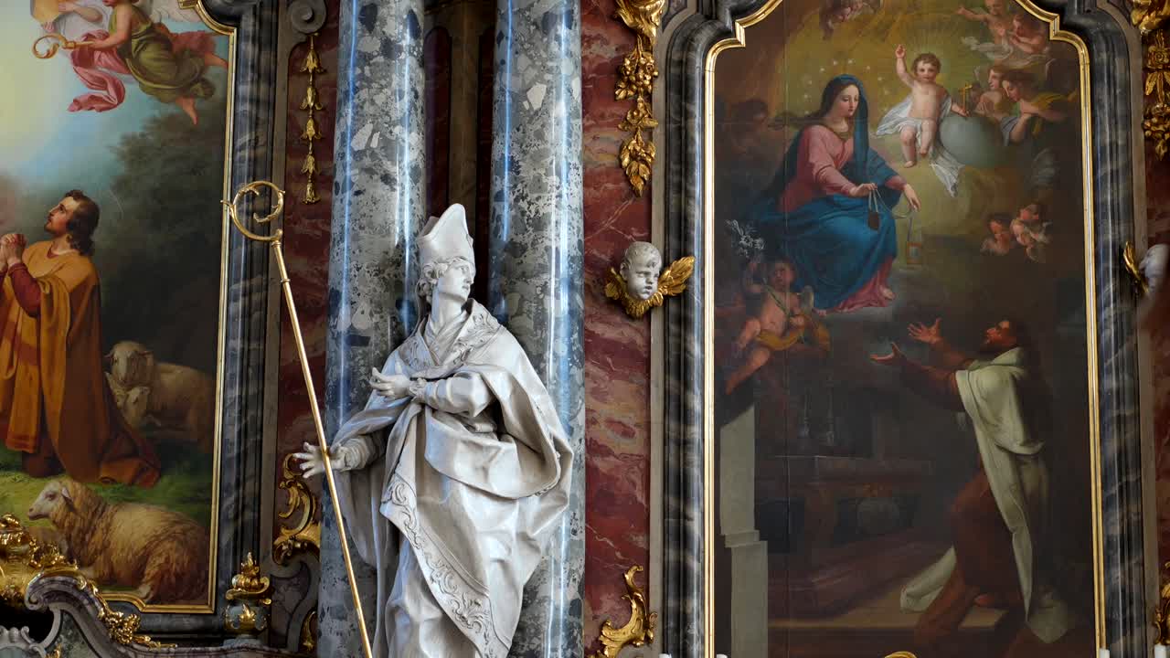 Panoramatický pohled na rámované náboženské malby a umělecká díla uvnitř Einsiedelnského opatství