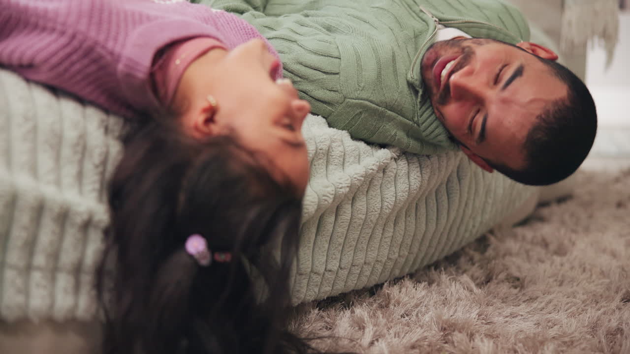 Padre e figlia che condividono un momento di divertimento