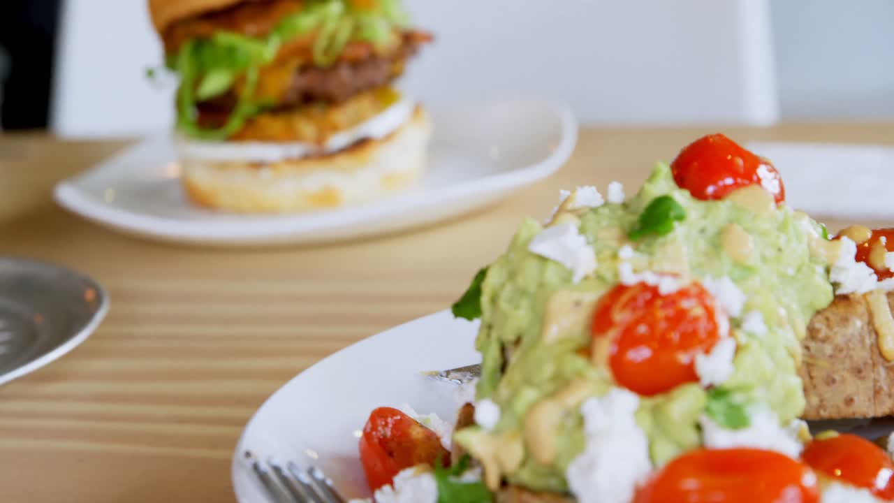 platos de comida en la mesa en la cafetería 4k