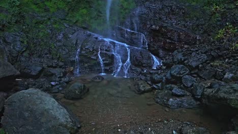 fotografía de cerca que muestra el agua de la cascada cayendo sobre las rocas en el valle de bonao
