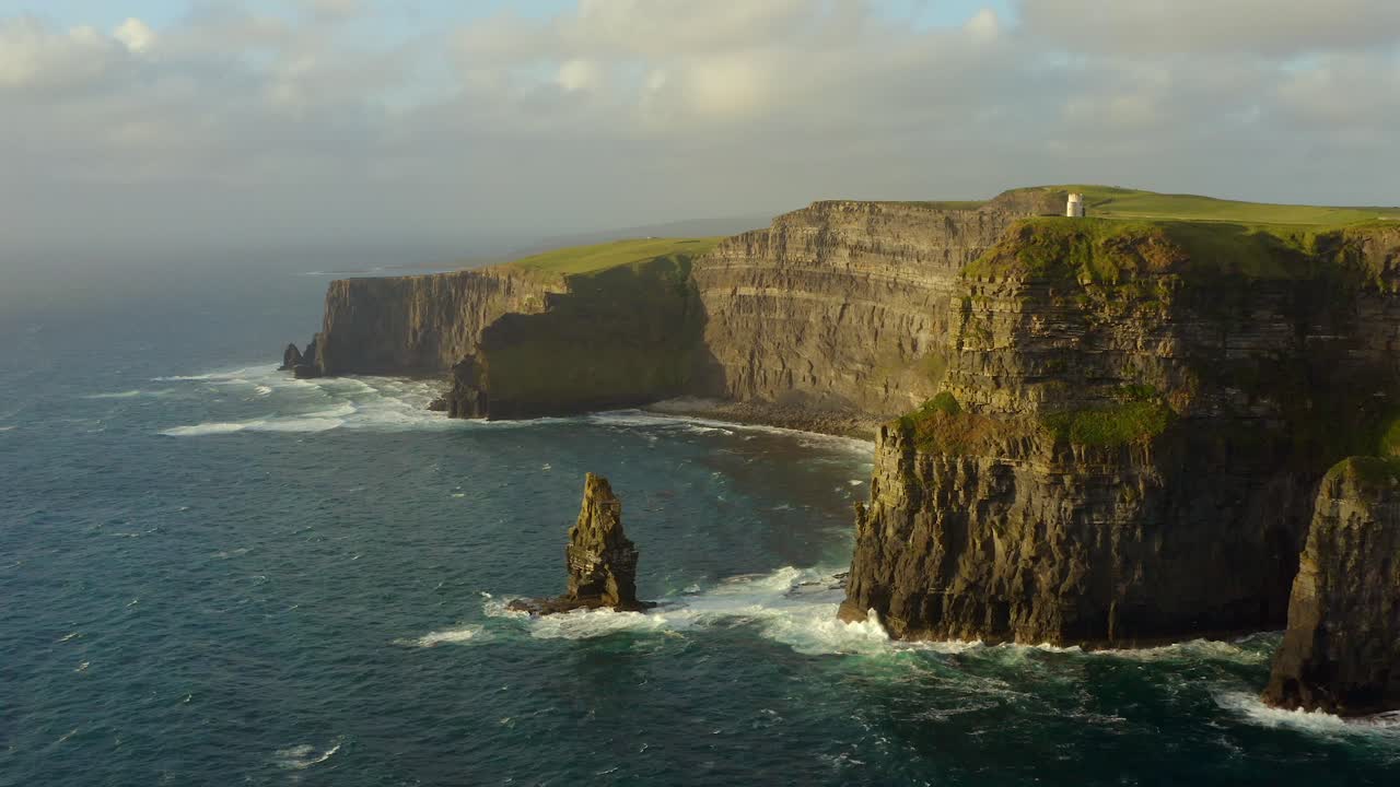 tomada aérea de 4k de los acantilados de moher en todo su esplendor