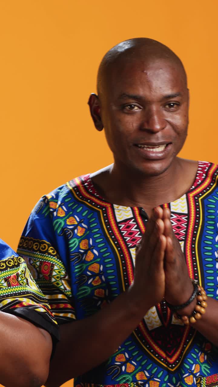 Vertikální video: Afroameričané se modlí