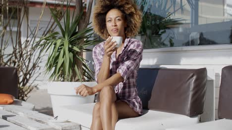 mujer joven bebiendo café al aire libre