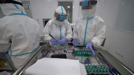 enfermera en traje de ppe trabajando en el desarrollo de plasma en laboratorio